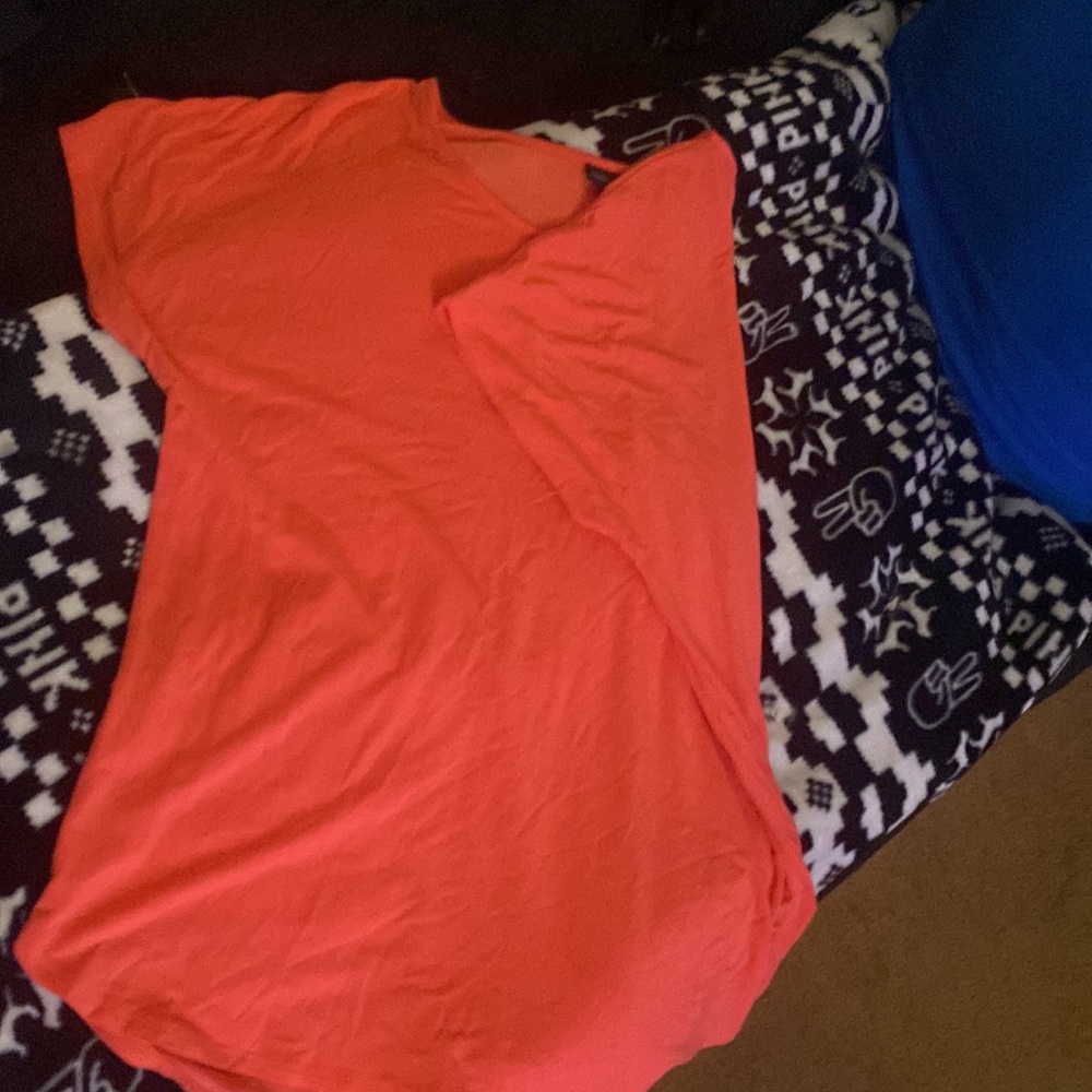 NWOT ADRIENNE VITTADINI corral short sleeved, curved hem, modal.. size lrg